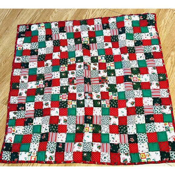 Beautiful Handsewn/Handmade Patchwork Christmas-themed Lap/Baby Quilt 34.5"x 36" - Picture 2 of 5